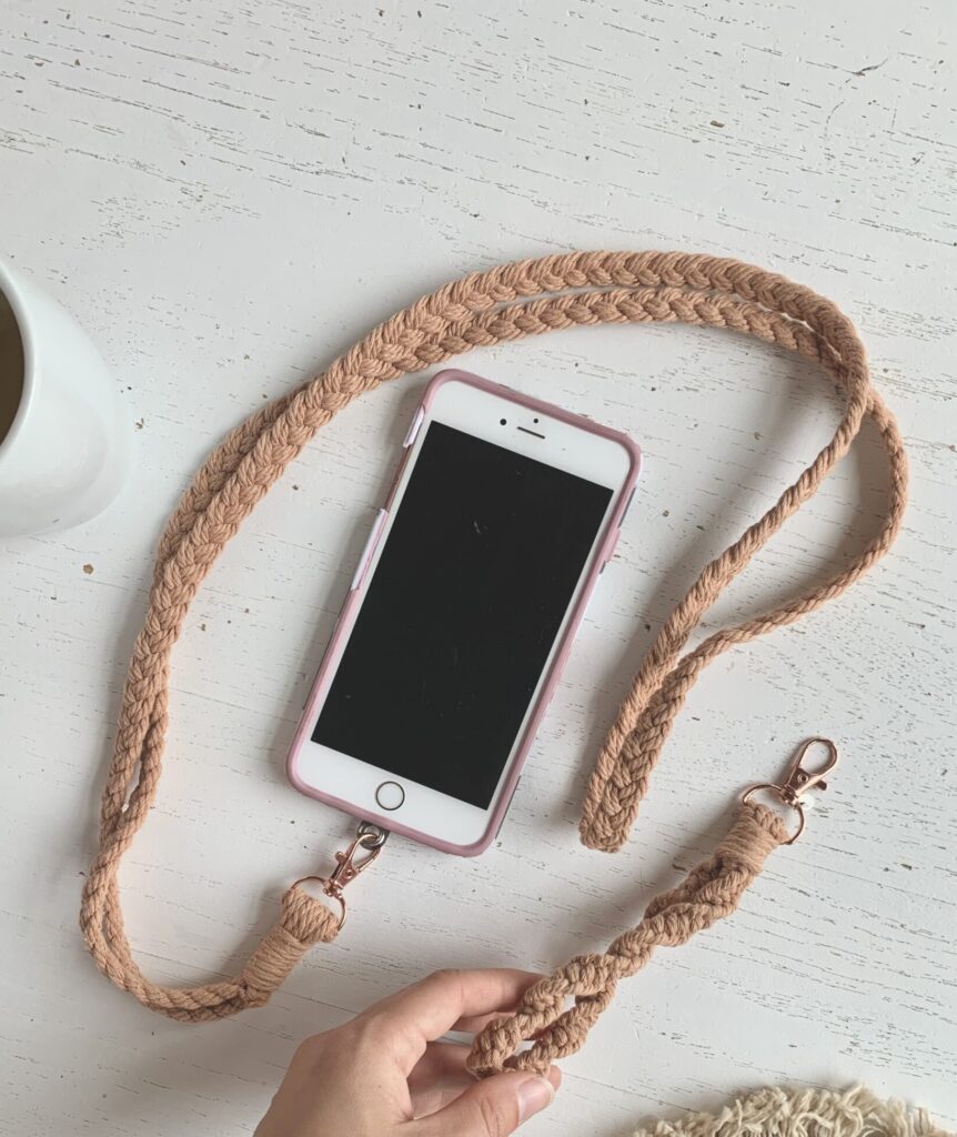 accessoires en macramé pour téléphone