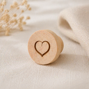 bouton armoire en bois avec motif de coeur gravé