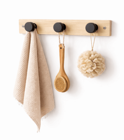 crochet mural en pin blanc