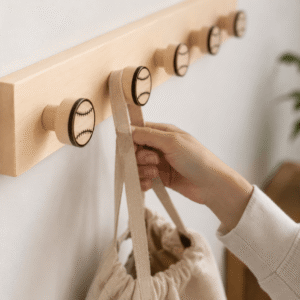 crochet mural en bois avec supports en forme de balle de baseball