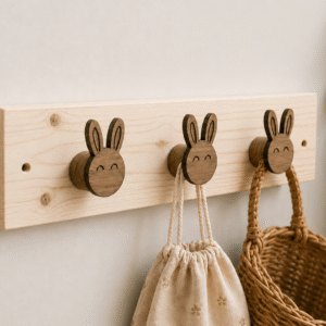 crochet mural en bois clair avec 3 supports lapin en bois