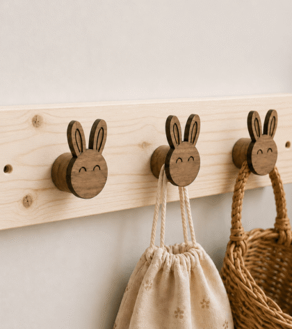 crochet mural en bois clair avec 3 supports lapin en bois