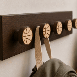 crochet mural en bois brun foncé avec supports ronds