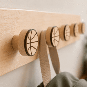 crochet mural en bois massif clair avec supports en forme de ballon de basketball